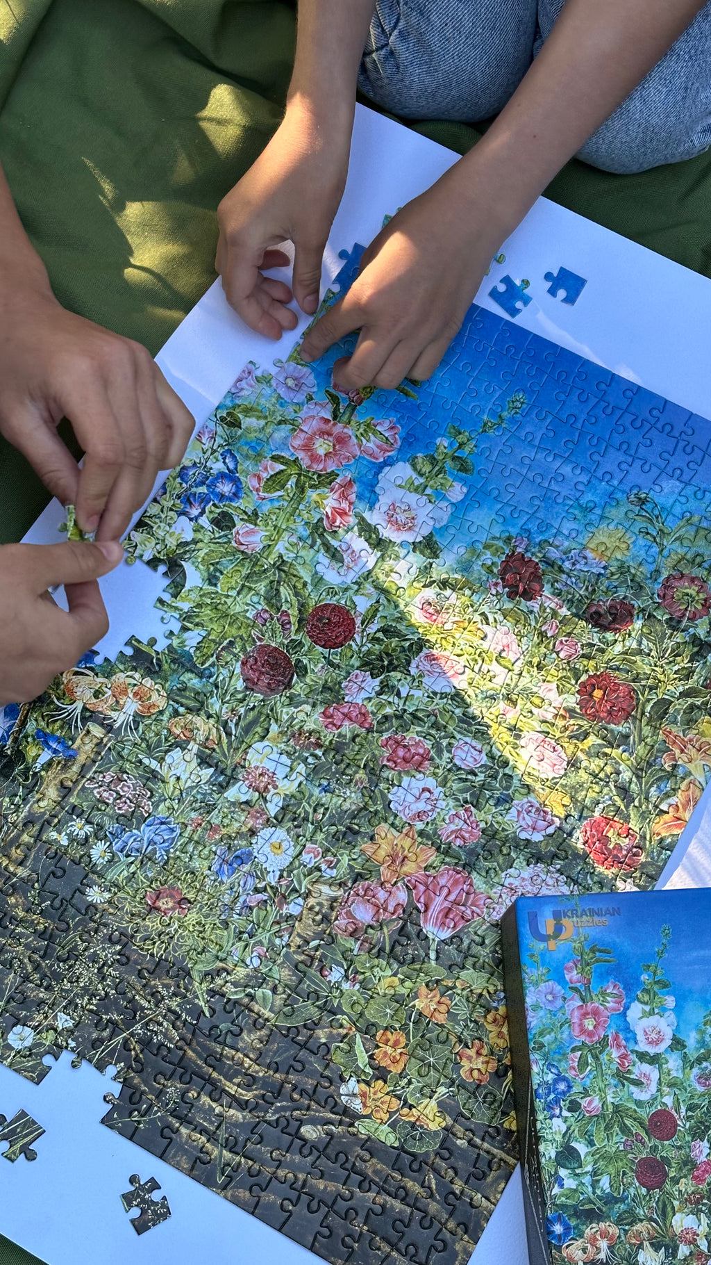Cardboard Puzzle "Flowers Beyond the Fence. Kateryna Bilokur" 500 pieces